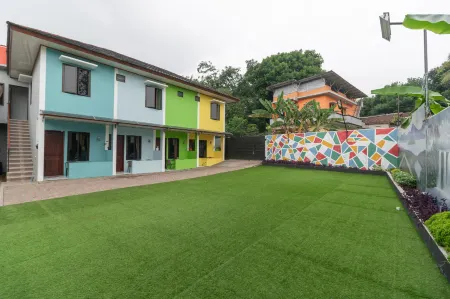 RedDoorz Plus Near Jungeland Sentul Отели рядом с достопримечательностью «Таман Будайя Сентул Сити»