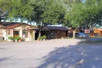 Lakeside Inn & Suites by OYO Mathis I 37 Hotels in Mathis