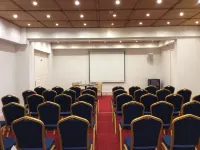 Country Club Hotel & Suites