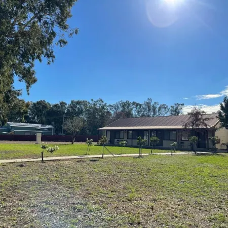 Outback Quarters Motel Hay and Restaurant