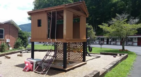 A Holiday Motel - Maggie Valley