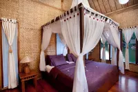 Kampung Sampireun Resort & Spa Hotel dekat Pantai Gunung Geder Cikelet