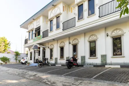 RedDoorz Plus @ Jalan Pumorow Manado Отели в г. Tikala