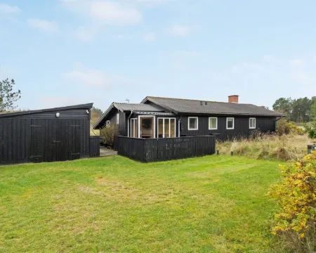 "Øgrim" - 204m from the Sea Hotels in Hirtshals