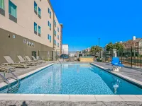La Quinta Inn & Suites by Wyndham DFW West-Glade-Parks Hotels in Euless