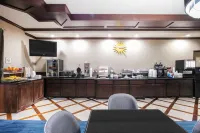 La Quinta Inn & Suites by Wyndham DFW Airport West - Euless - breakfast