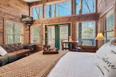 Rivers Edge Treehouses Hotels in Graham County