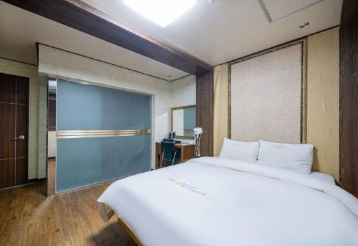 군산 앨리스 호텔의 넓은 욕실 공간