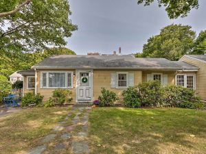 Walk to Monument Beach Cape Cod Cottage with Grill