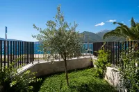 Villa Lastva is a Five Star Seafront Luxury Villa with Privite Pool فنادق في 