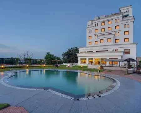 ロイヤル サロヴァー ポーティコ シリグリ シリグリのホテル