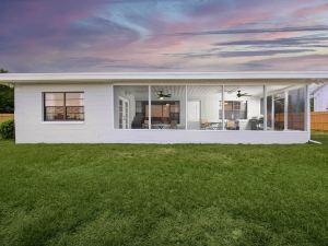 Lakefront Home w/ Screened Porch & Grill