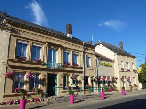 Logis la Sapinière فنادق في Remilly-Aillicourt