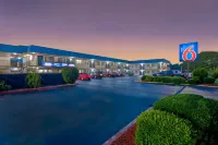 Motel 6 Russellville, AR - 2-stjärniga