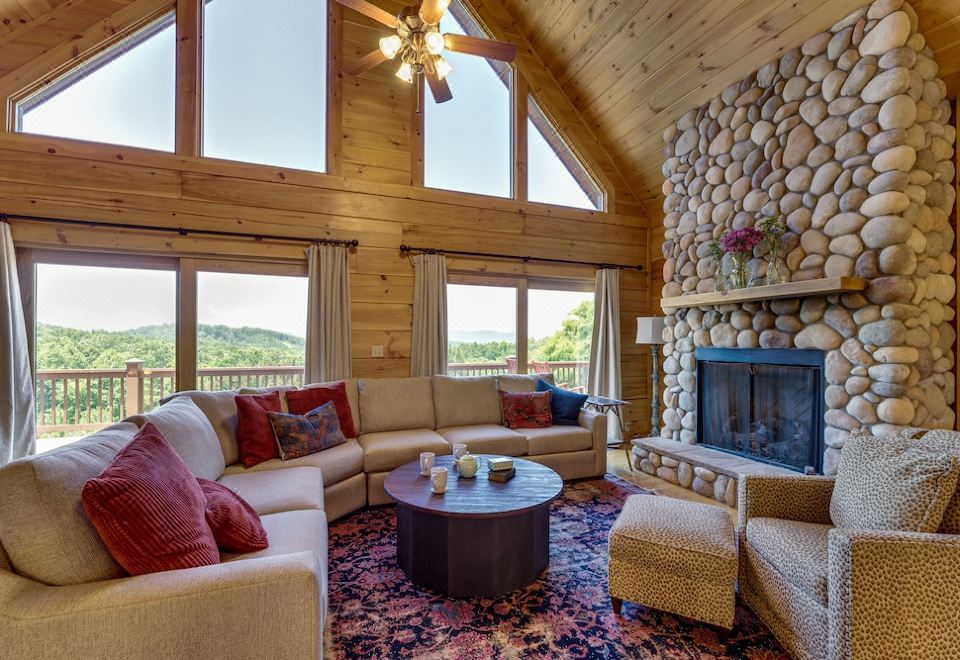 Spacious Nebo Cabin w/ Game Room & Hot Tub!, Dysartsville รีวิว ราคา