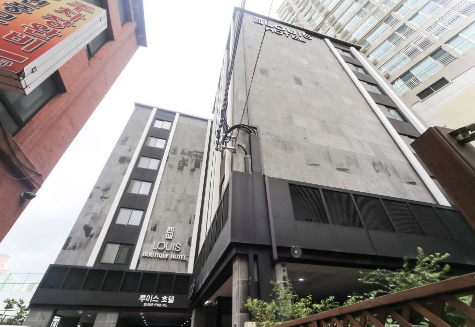 부산 사상 루이스 호텔 로고 및 입구