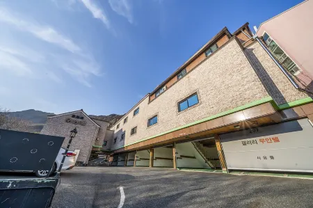 Gongju (Donghaksa) Gallery Отели рядом с достопримечательностью «Donghaksa»