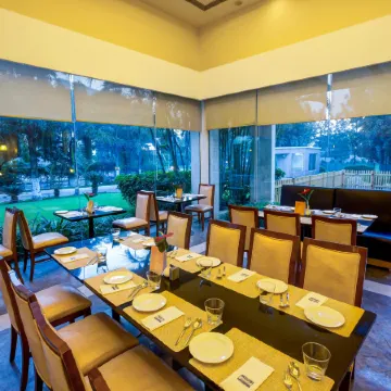 Radha Hometel Bengaluru Отели рядом с достопримечательностью «Торговый центр VR Bengaluru»