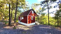 The Windstorm Cabin - Pet-Friendly & a 2-Person Jacuzzi Hot Tub!