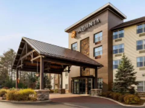 La Quinta Inn & Suites by Wyndham Lake George クイーンズベリーのホテル