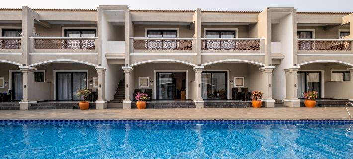 Chalston Beach Resort โรงแรมในคาแลนกูต
