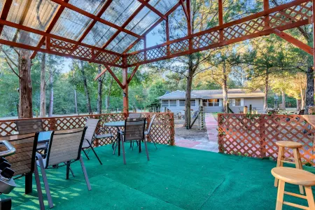 Bnb Hyperion | 4B2B Home w Firepit, Hot Tub & Pond Отели в г. Юстис