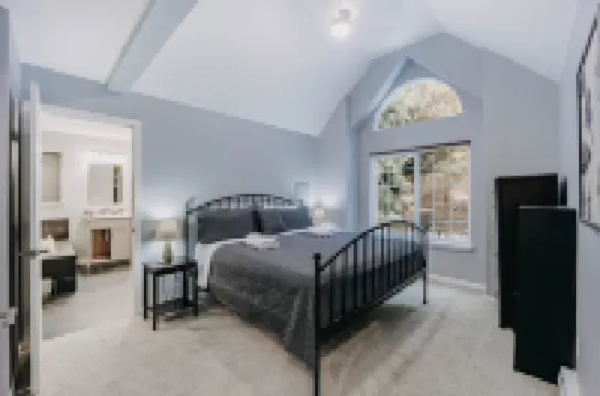 House w Hot Tub - Wifi - Fireplace - Pets Ok