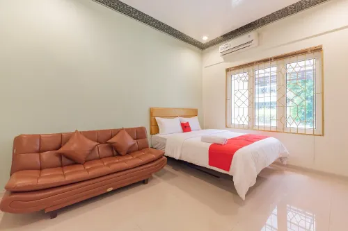 RedDoorz Plus Near Rsud Gunung Jati Cirebon Hotels in Harjamukti