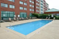Elimwood Hotel, A Ramada by Wyndham Hotel di Earth City