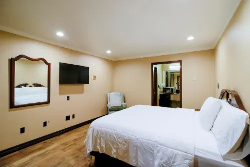 OYO Pinewood Inn & Suites Silsbee Hotels in Lumberton