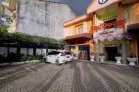 RedDoorz Plus @ Jalan FL Lumban Tobing Sibolga Hotel dekat Vie Cafe & Ferboden Distro