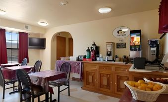 Econo Lodge Inn & Suites