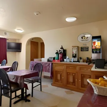 Econo Lodge Inn & Suites