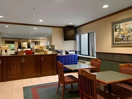 Baymont by Wyndham Davenport Отели в г. Давенпорт