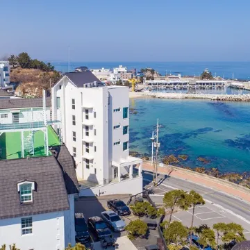 M9 Spa and Ocean View Pension Отели рядом с достопримечательностью «Библиотека «Сунджу»»
