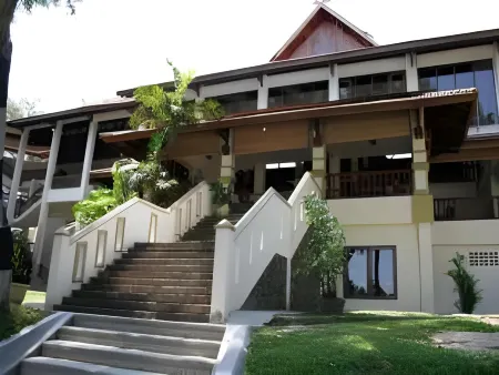 Ratu Hotel & Resort Отели рядом с достопримечательностью «Alun - Alun Gubernuran Jambi»