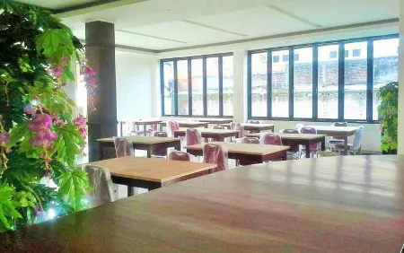 Raya Resort Hotel Отели в г. Mojoroto