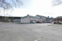 Ramada by Wyndham 100 Mile House - parking