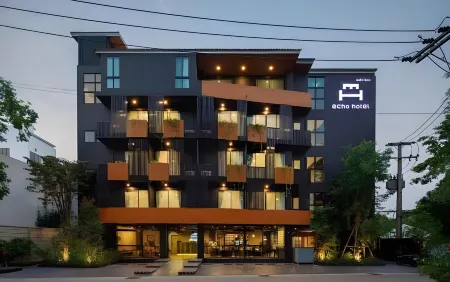 The Echo Hotel Отели рядом с достопримечательностью «One Plus Condo CMU»