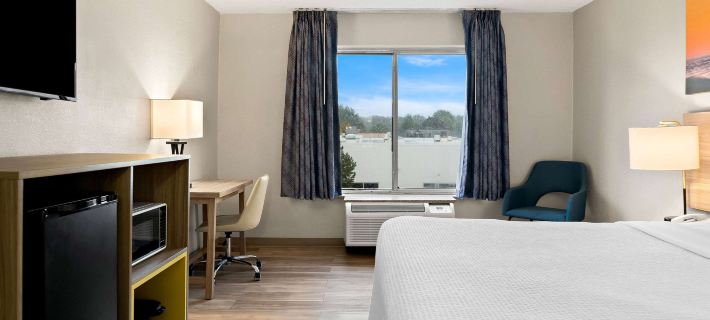 Days Inn & Suites by Wyndham Warren Hotels in Macomb County