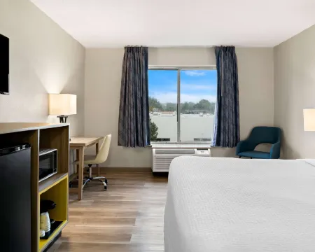 Days Inn & Suites by Wyndham Warren Hotels in Warren