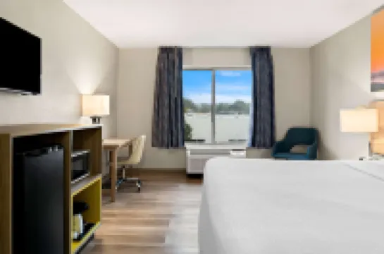 Days Inn & Suites by Wyndham Warren