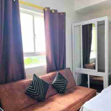 Pool View Studio in Mesaverte with Free Pool & Netflix Rooms