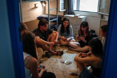 Bed In 6-Bed Dormitory Room Mana Mana Youth Hostel Photo