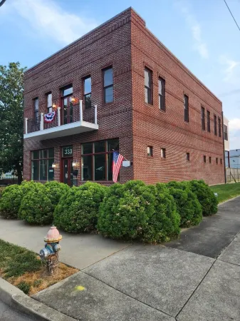 DOWNTOWN 2ND FLOOR LUXURIOUS CONDO 3 BLOCKS OFF BROADWAY IN A QUIET NEIGHBORHOOD