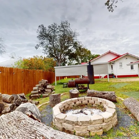 Historical Bungalo in downtown Schertz in between San Antonio & New Braunfels.