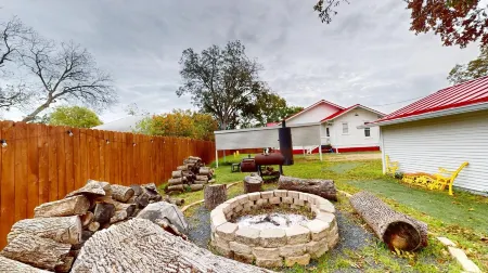 Historical Bungalo in downtown Schertz in between San Antonio & New Braunfels. Отели в г. Шерц