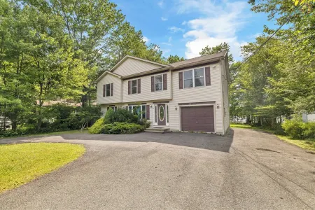 Lakefront Poconos, Family Friendly, Firepit, Kayak, Games, Pet friendly Отели рядом с достопримечательностью «Community Church»