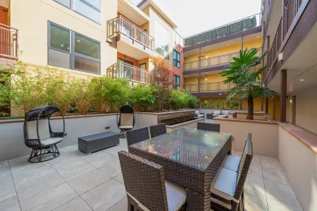 Luxe Kitchen & Bath • gigabit WiFi • Walker's Paradise • W/D in unit • King Bed