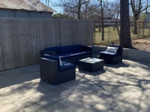 Dog friendly NON SMOKING Cottage 1 block from Town Square 梅森酒店